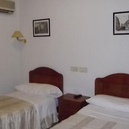 Hostal Rivera - Atocha Madrid Bagian luar foto
