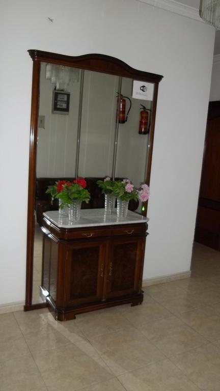 Hostal Rivera - Atocha Madrid Bagian luar foto