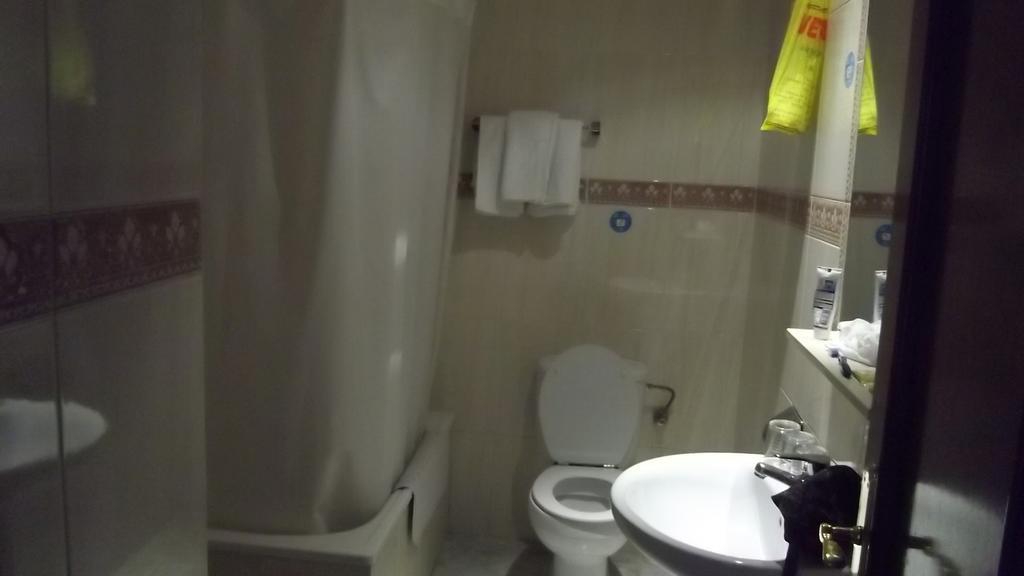 Hostal Rivera - Atocha Madrid Bagian luar foto