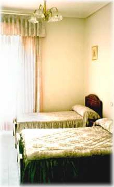 Hostal Rivera - Atocha Madrid Bagian luar foto