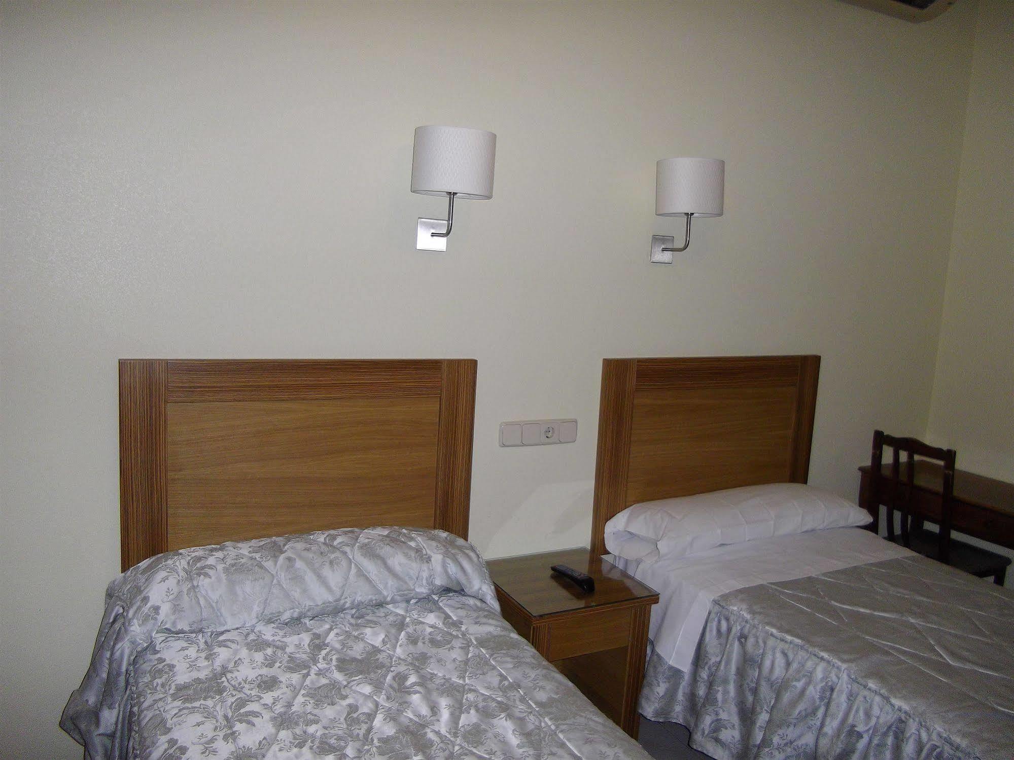 Hostal Rivera - Atocha Madrid Bagian luar foto
