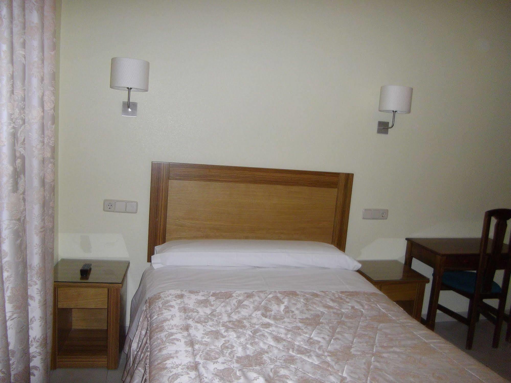 Hostal Rivera - Atocha Madrid Bagian luar foto
