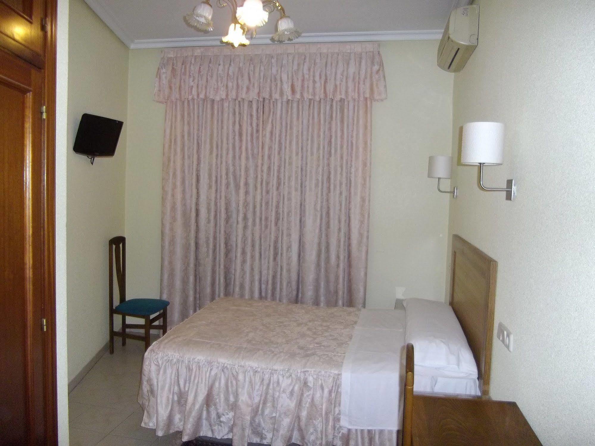 Hostal Rivera - Atocha Madrid Bagian luar foto