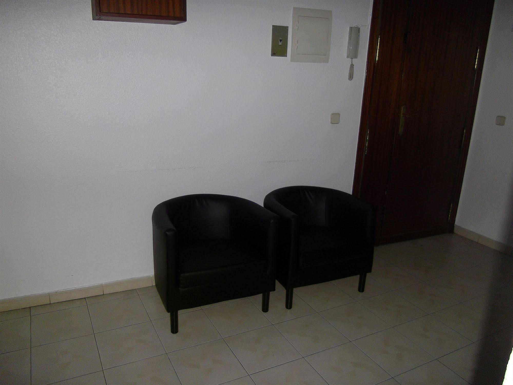 Hostal Rivera - Atocha Madrid Bagian luar foto