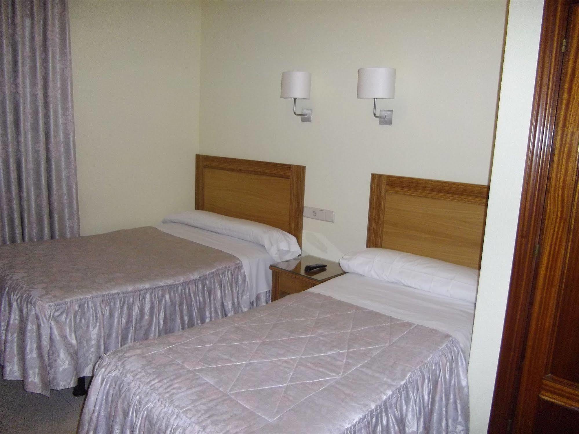 Hostal Rivera - Atocha Madrid Bagian luar foto